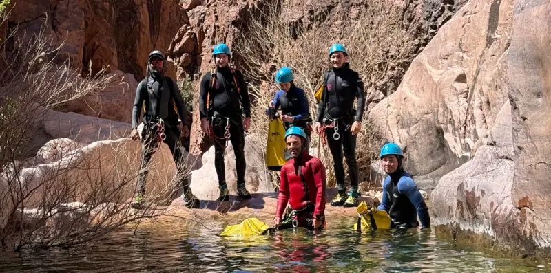 Un groupe équipé pour le canyoning dans un canyon de l'Anti-Atlas