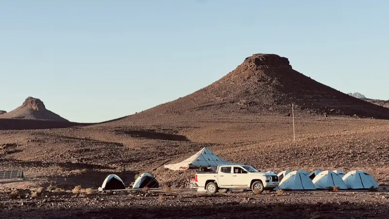Un grimpeur sur une paroi rocheuse de l'Anti-Atlas