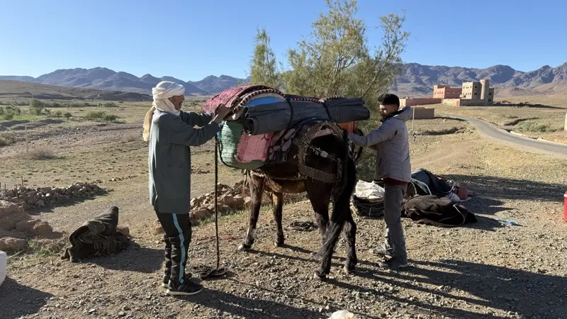 Un bivouac avec des tentes au coucher du soleil