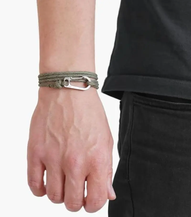 Bracelet mousqueton vert forêt porté au poignet