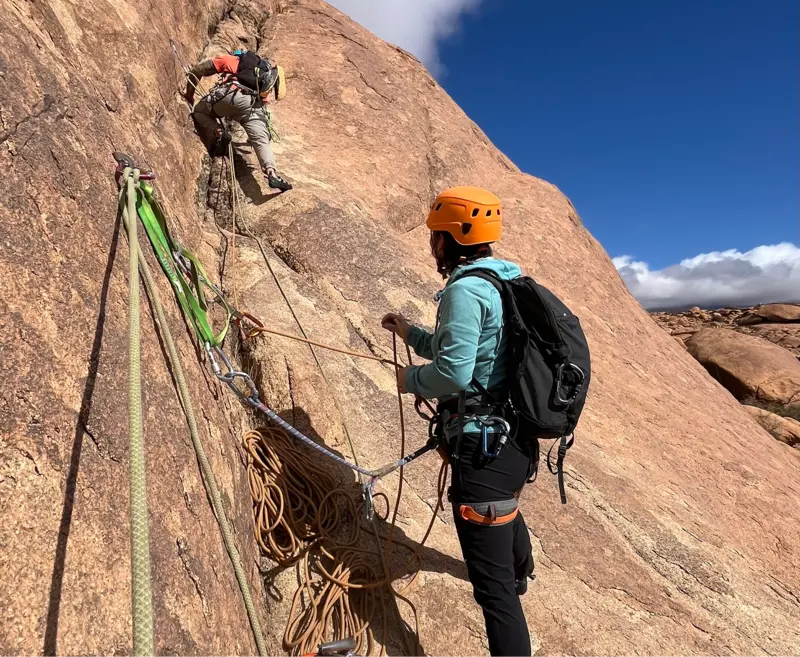 Grimpeurs sur une paroi rocheuse avec cordes et équipement d'escalade